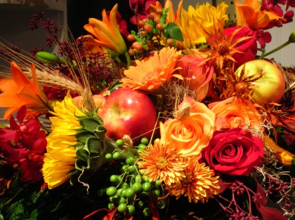 Fruit and flower centerpiece for your Thanksgiving table, adds the flavor of the season.